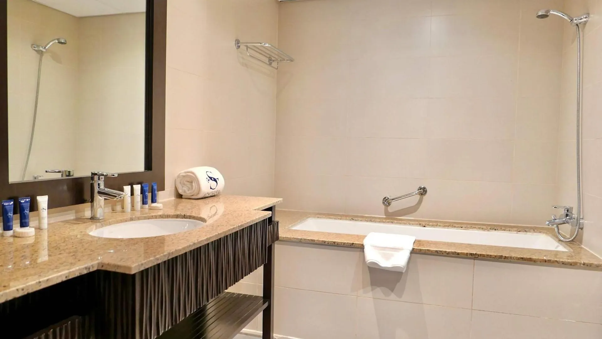 Waterfront 2Br Apartment With Sea Views Dubai United Arab Emirates